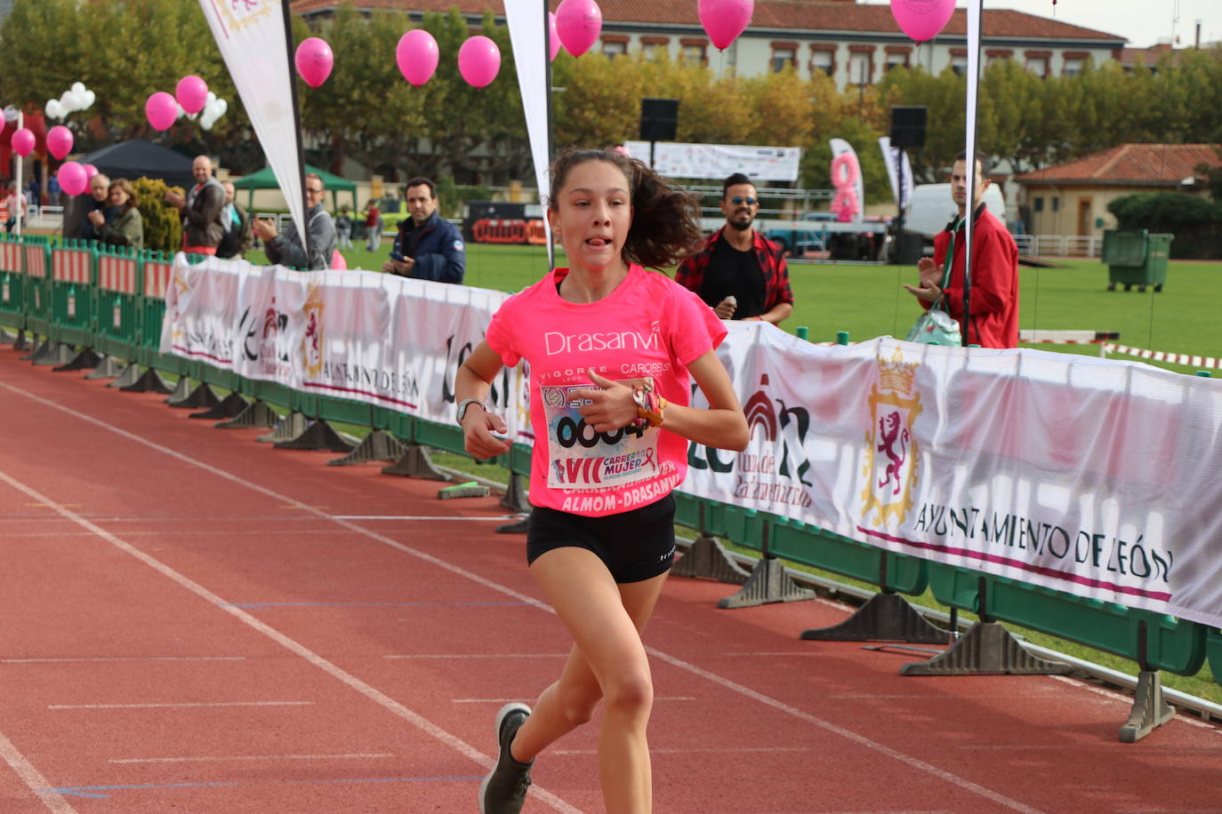 La VII Carrera de la Mujer se celebra en las calles de León con miles de participantes.