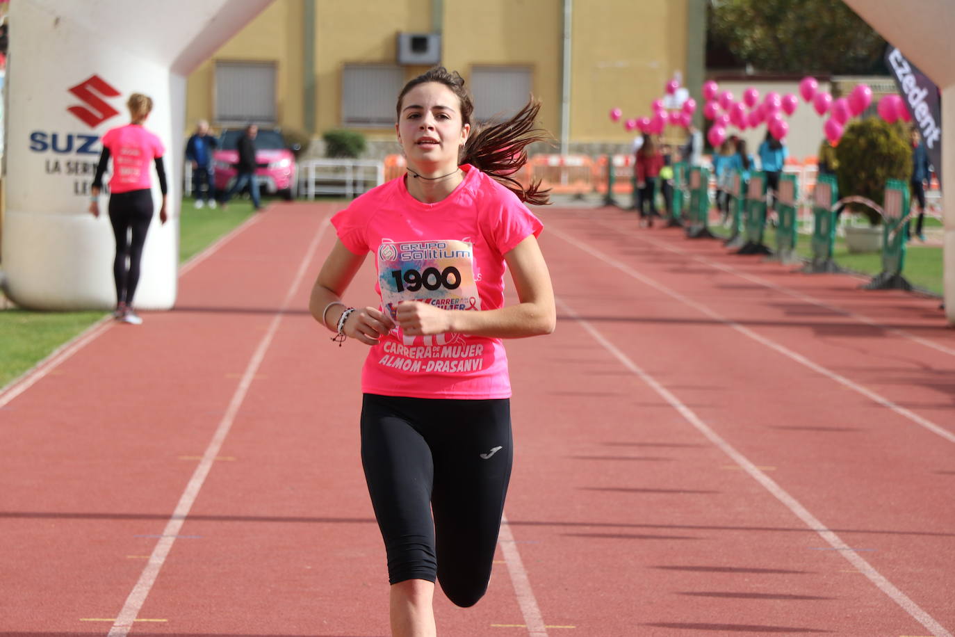 La VII Carrera de la Mujer se celebra en las calles de León con miles de participantes.