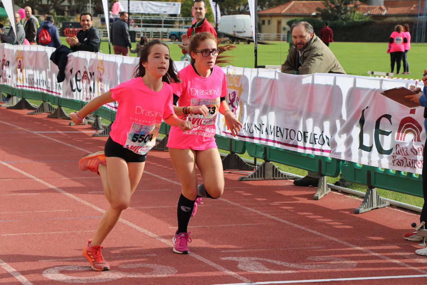La VII Carrera de la Mujer se celebra en las calles de León con miles de participantes.