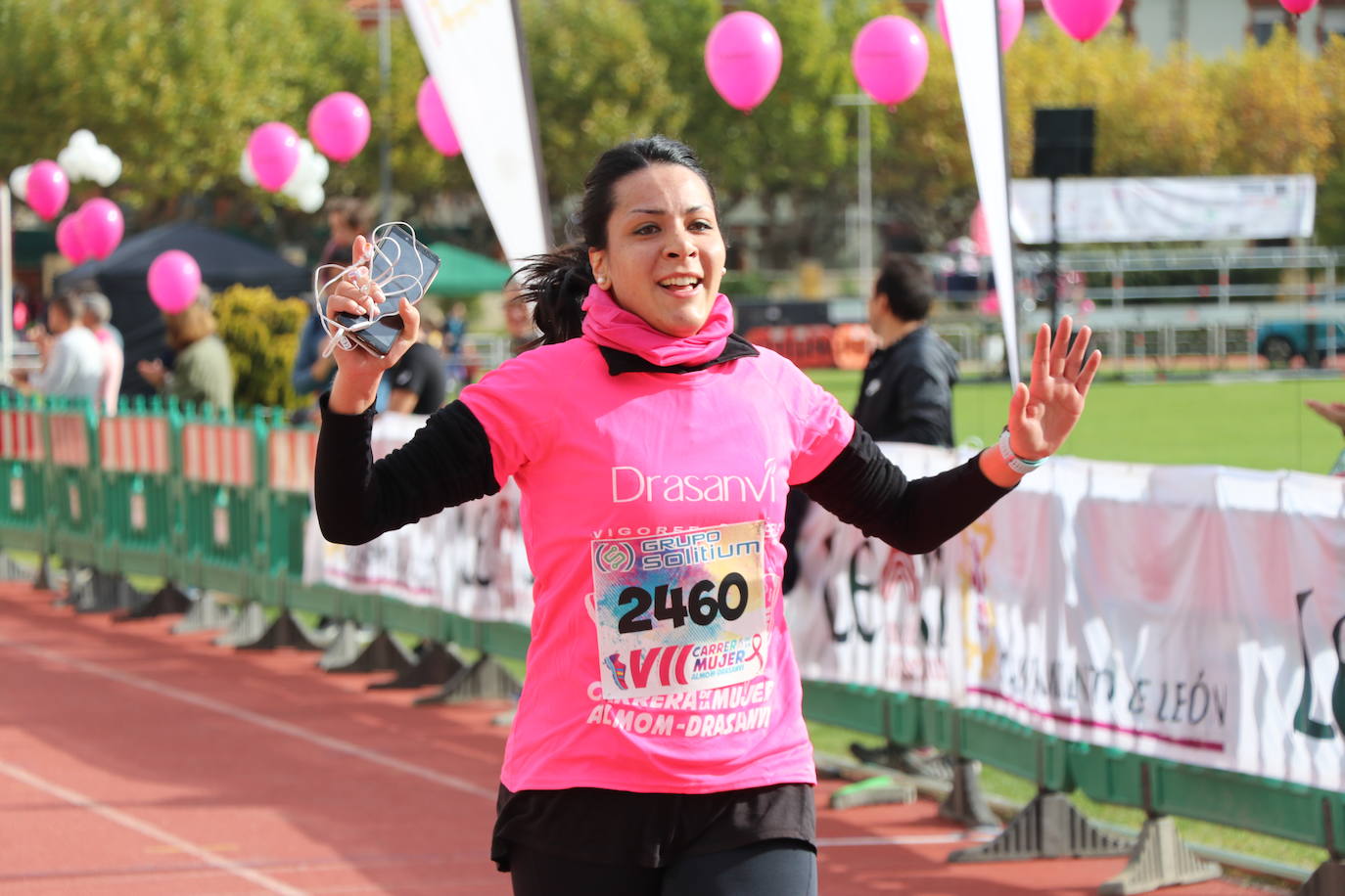 La VII Carrera de la Mujer se celebra en las calles de León con miles de participantes.
