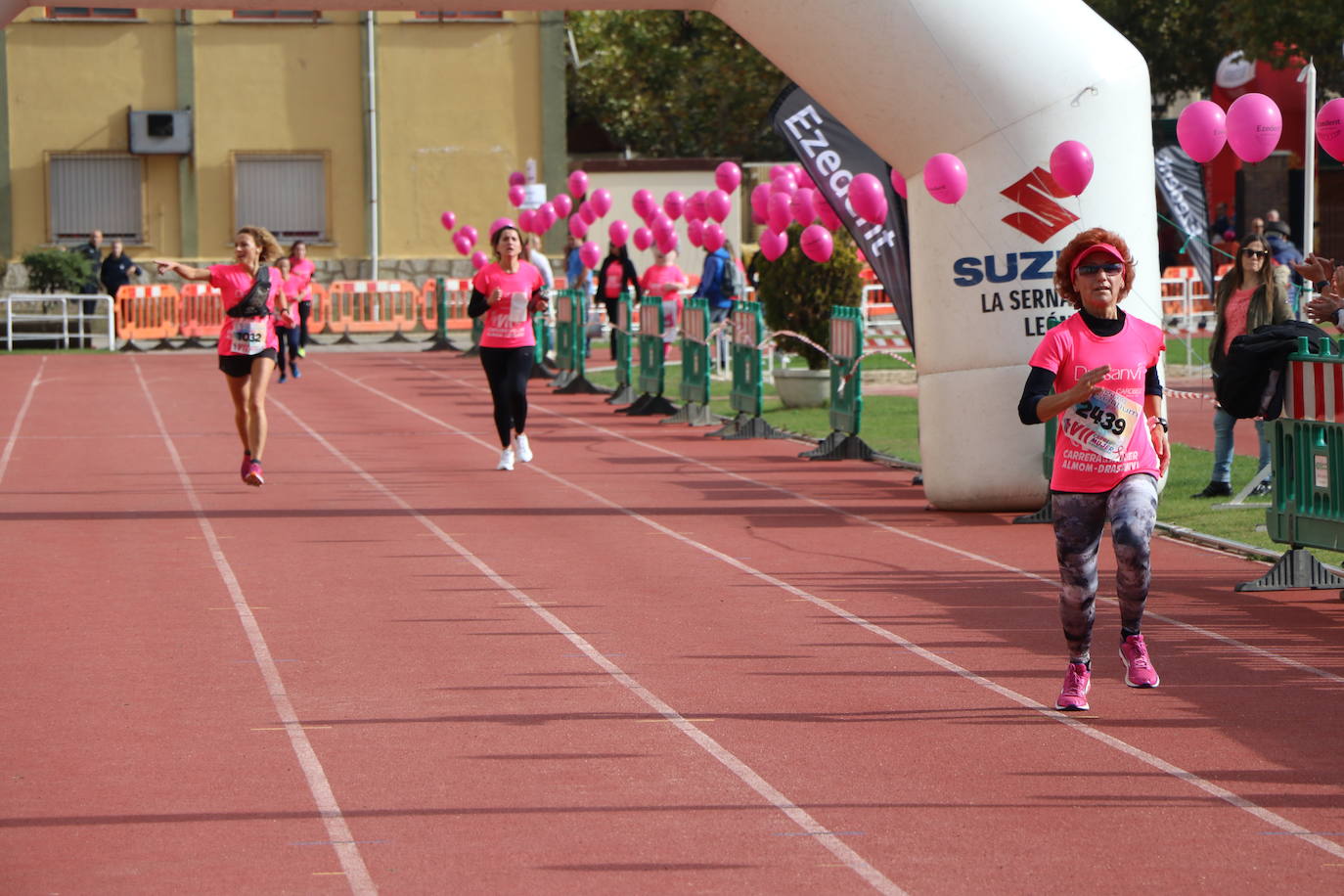 La VII Carrera de la Mujer se celebra en las calles de León con miles de participantes.