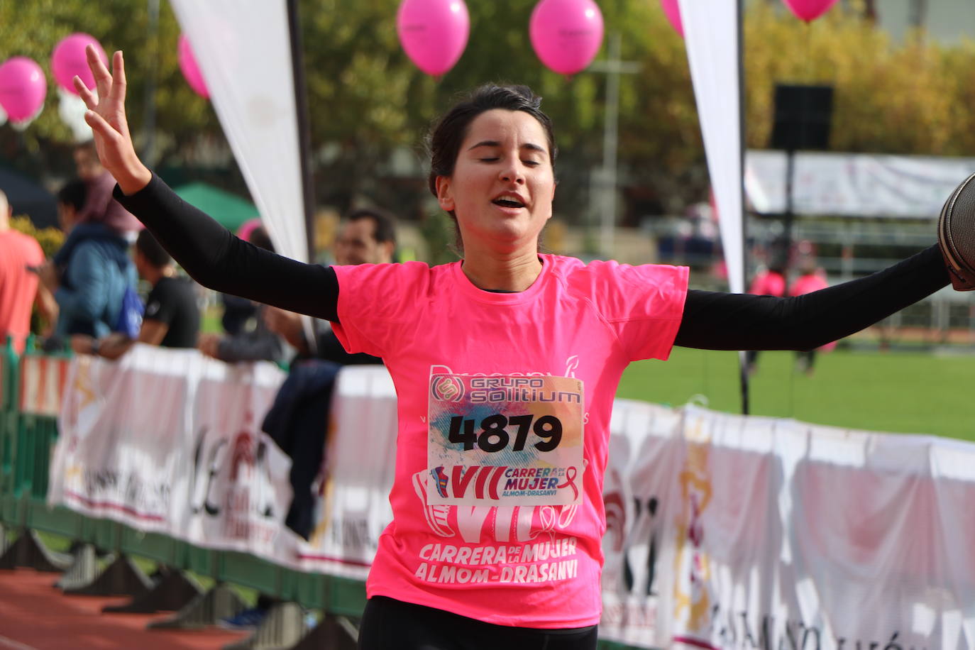 La VII Carrera de la Mujer se celebra en las calles de León con miles de participantes.