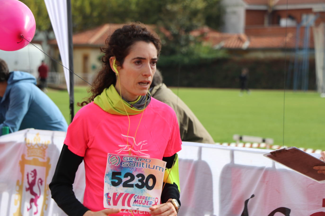 La VII Carrera de la Mujer se celebra en las calles de León con miles de participantes.
