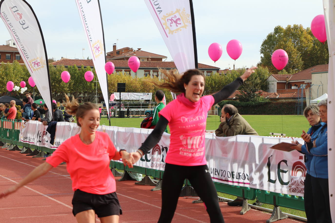 La VII Carrera de la Mujer se celebra en las calles de León con miles de participantes.