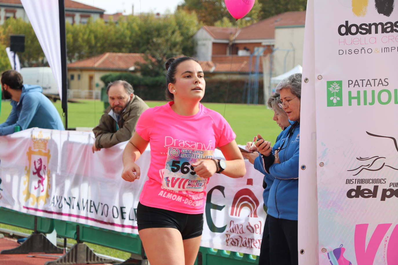 La VII Carrera de la Mujer se celebra en las calles de León con miles de participantes.