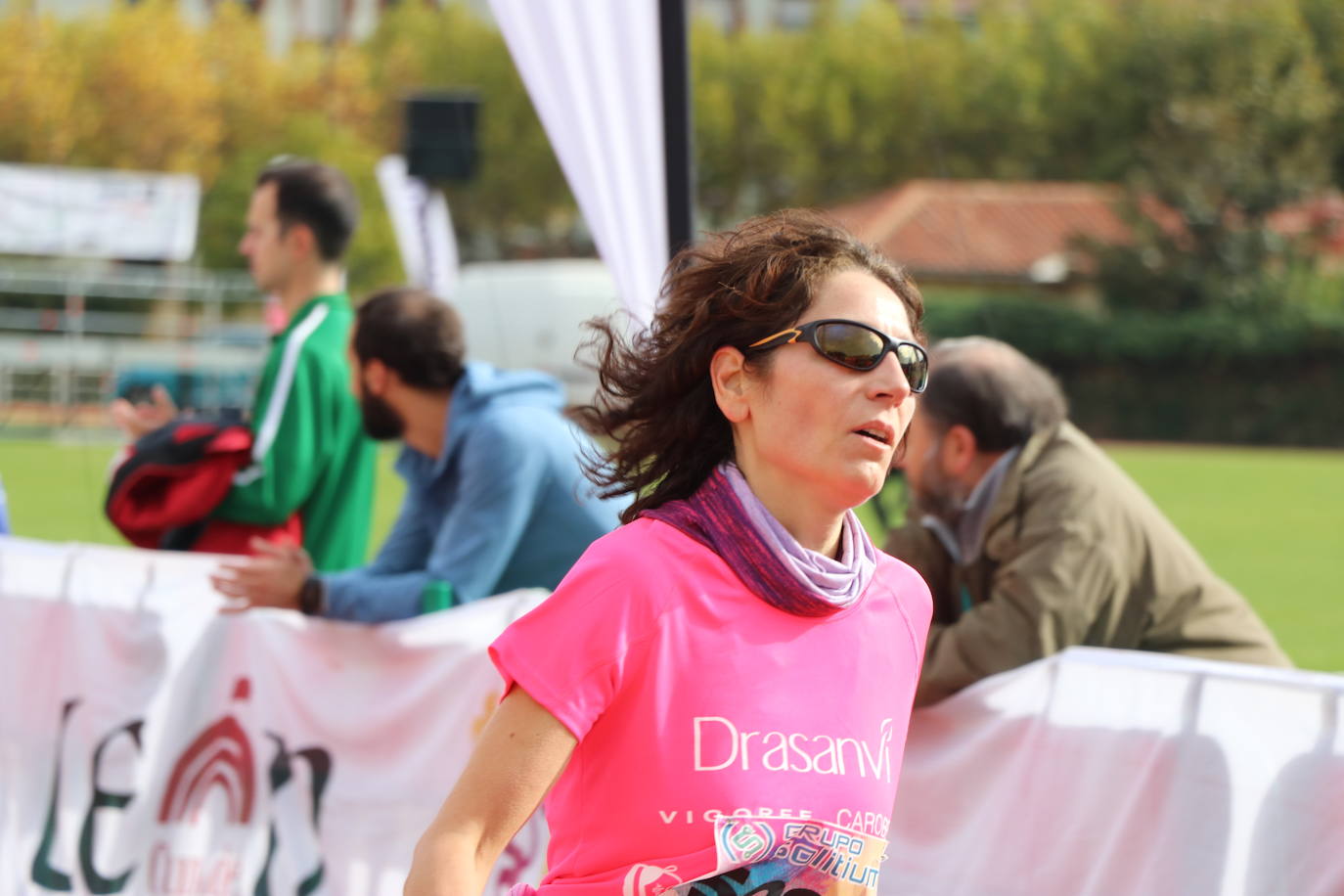 La VII Carrera de la Mujer se celebra en las calles de León con miles de participantes.