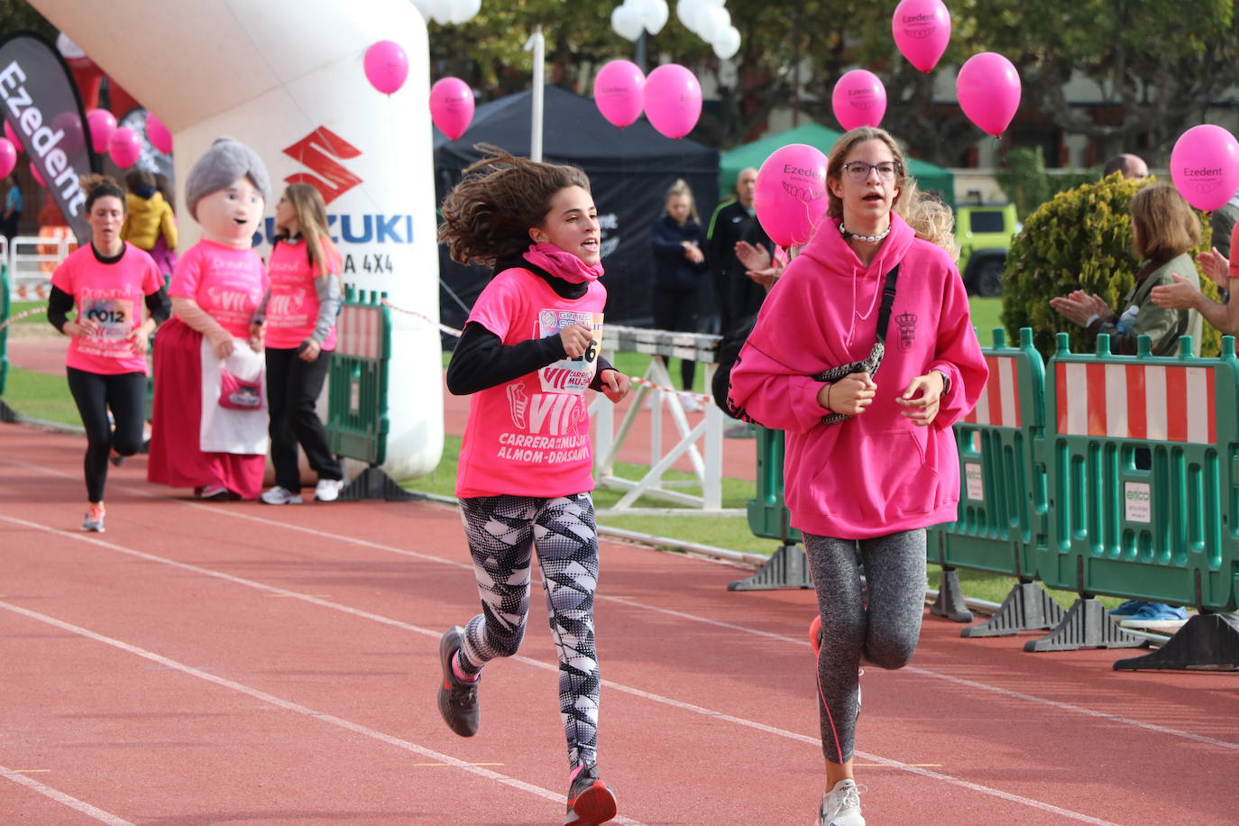 La VII Carrera de la Mujer se celebra en las calles de León con miles de participantes.