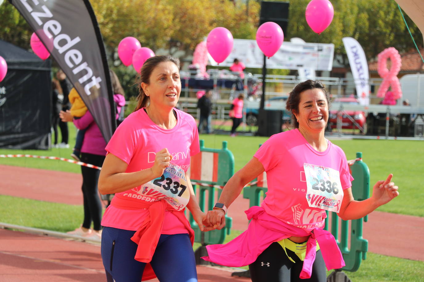 La VII Carrera de la Mujer se celebra en las calles de León con miles de participantes.