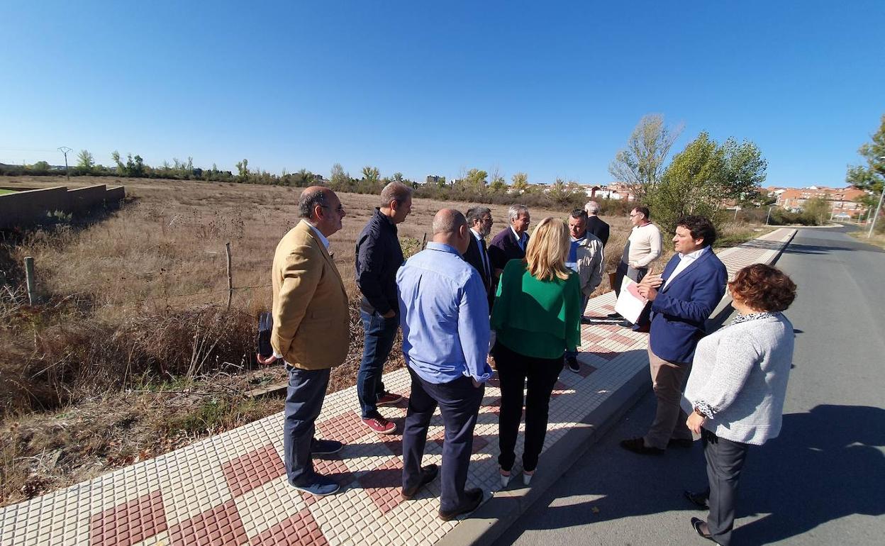Visita del alcalde a la zona donde se encuentra el solar que será cedido por el Ayuntamiento de Villaquilambre.