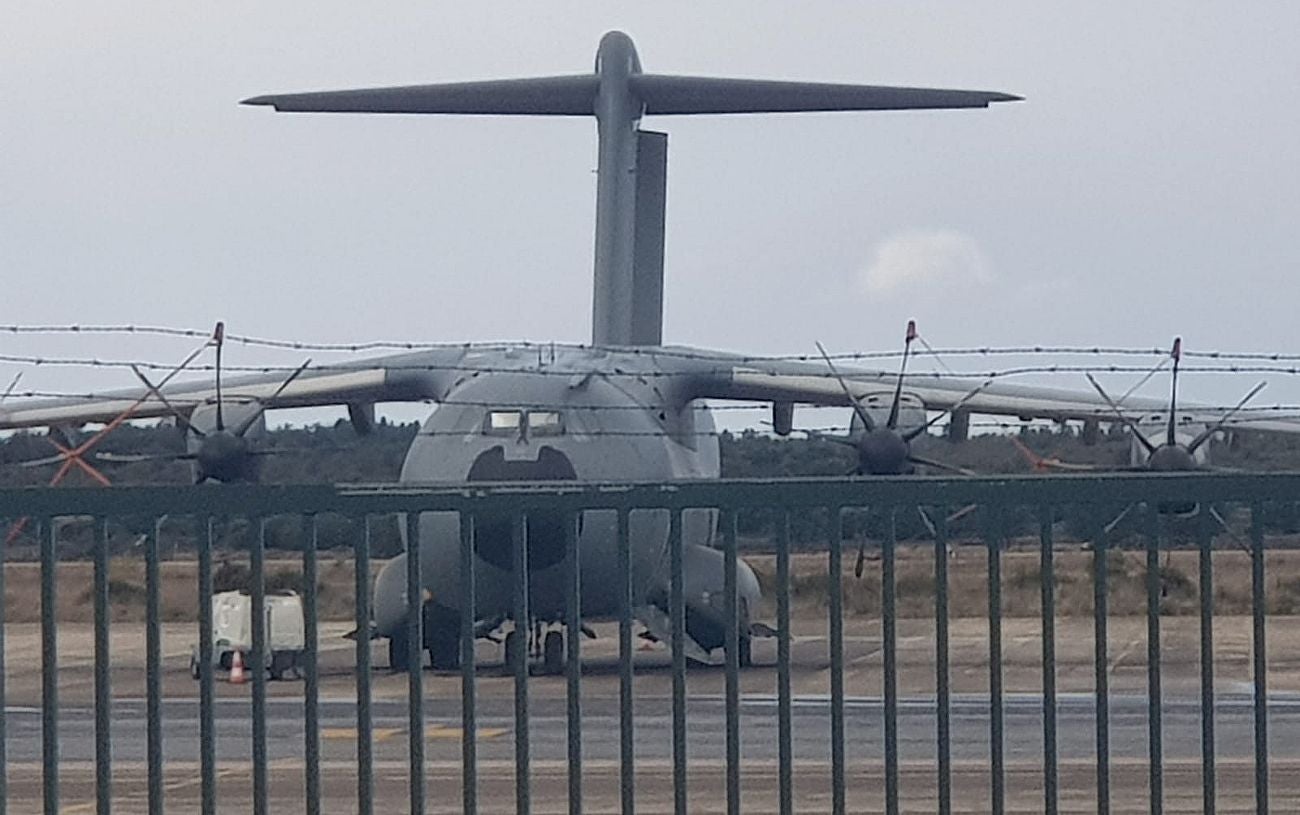 El avión de transporte táctico más grande y potente que existe en servicio 'descansa' en el Aeropuerto de León desde hace días.
