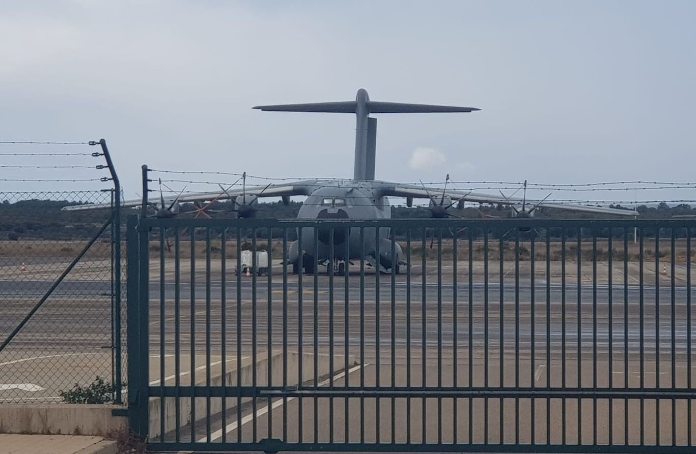 El avión de transporte táctico más grande y potente que existe en servicio 'descansa' en el Aeropuerto de León desde hace días.