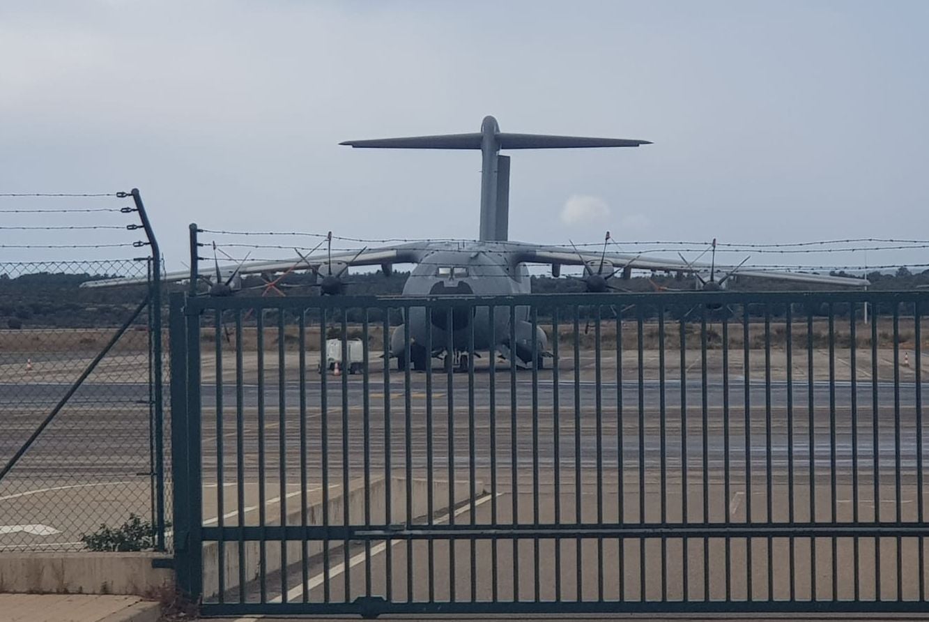 El avión de transporte táctico más grande y potente que existe en servicio 'descansa' en el Aeropuerto de León desde hace días.