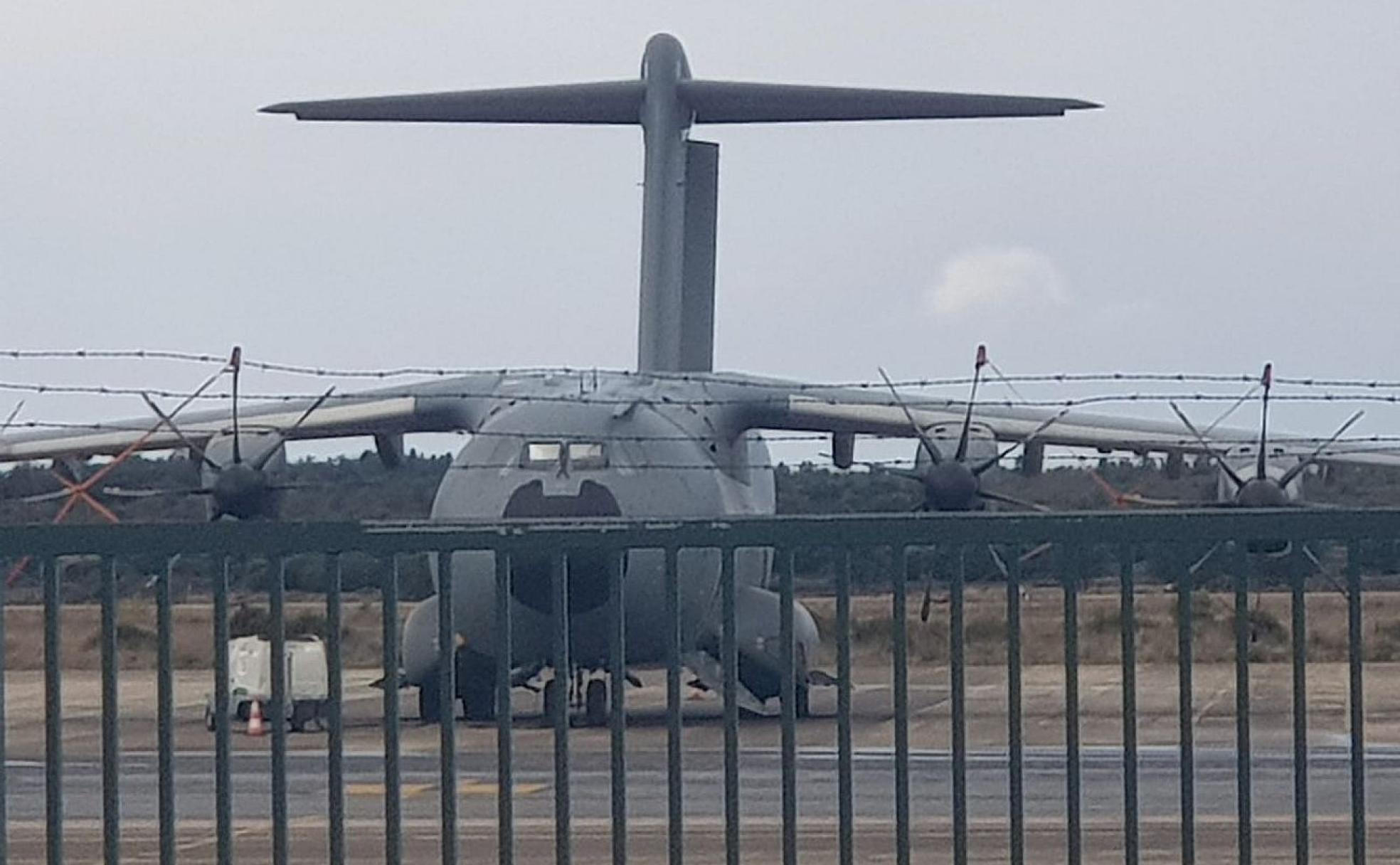 Imagen del Airbus A-400M en el Aeropuerto de León, donde permanece desde hace días.