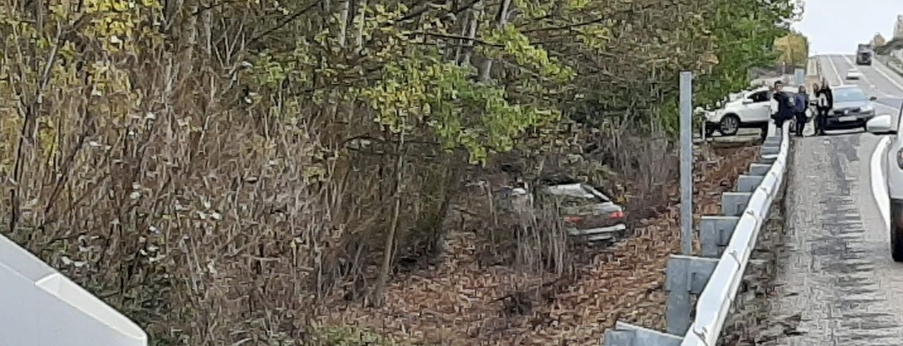 Una persona herida tras una aparatosa salida de vía en la N120 León-Astorga.