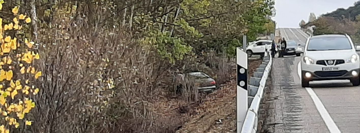 Una persona herida tras una aparatosa salida de vía en la N120 León-Astorga.