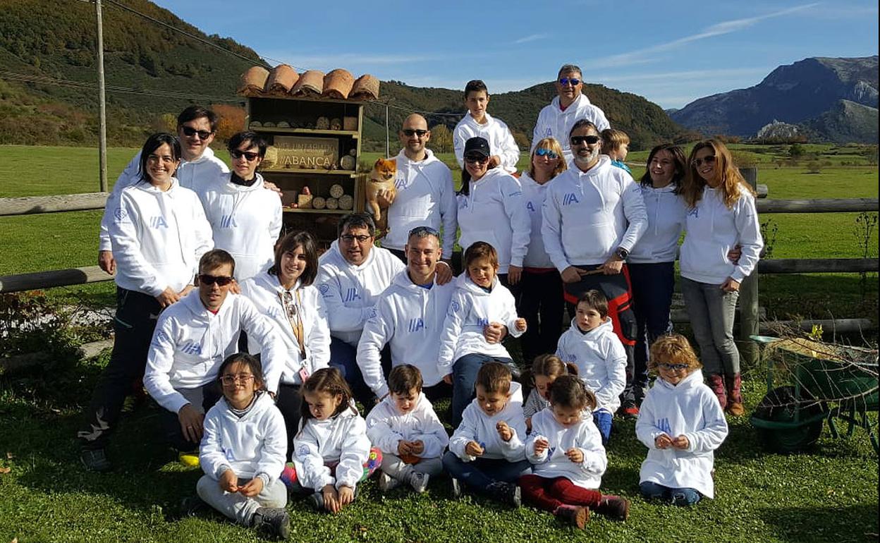 Voluntarios de Abanca construyen un hotel para polinizadores en el entorno de los Picos de Europa