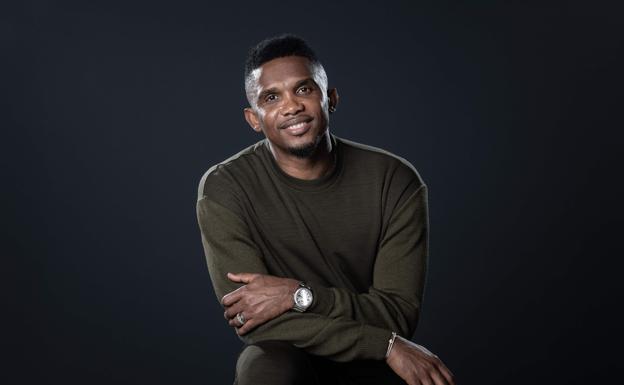 Samuel Eto'o posa en una sesión de fotos en Paris