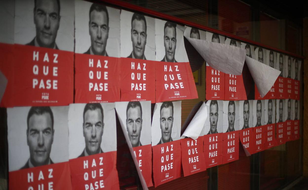 Carteles del PSOE en una calle de Madrid durante la campaña del 28-A.