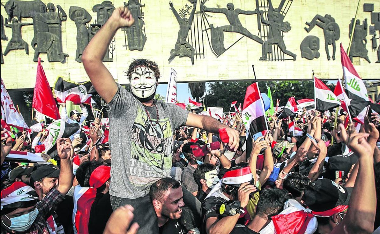 Manifestantes reunidos de la Plaza de la Liberación protestan contra el Gobierno.