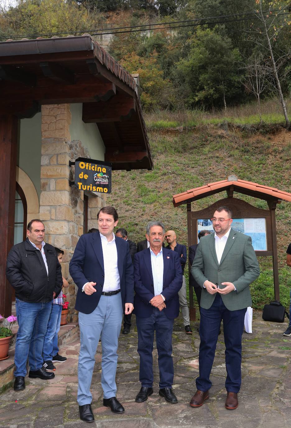 El presidente de la Junta de Castilla y León, Alfonso Fernández Mañueco, asiste a la reunión de la Comisión de Gestión del Parque Nacional de los Picos de Europa, junto a los presidentes de Cantabria, Miguel Ángel Revilla; y de Asturias, Adrián Barbón.