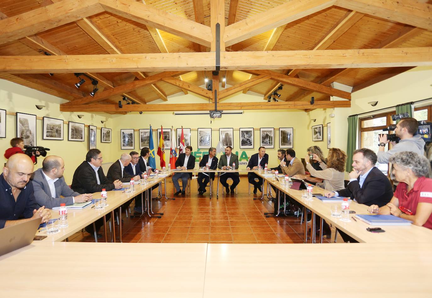 El presidente de la Junta de Castilla y León, Alfonso Fernández Mañueco, asiste a la reunión de la Comisión de Gestión del Parque Nacional de los Picos de Europa, junto a los presidentes de Cantabria, Miguel Ángel Revilla; y de Asturias, Adrián Barbón.