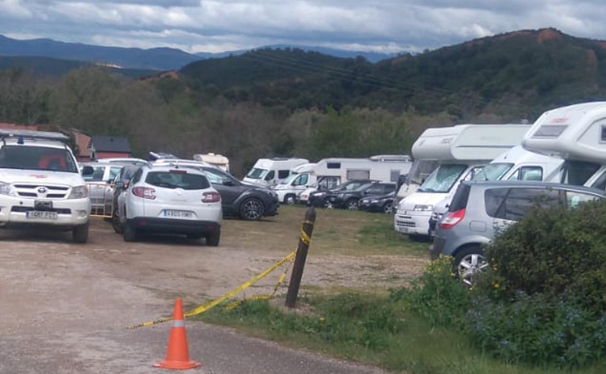 Aglomeración de vehículos en uno de los aparcamientos de Las Médulas.