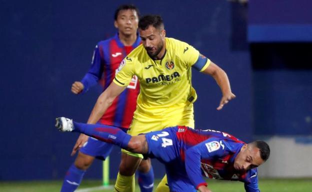 Fabián Orellana pelea desde el suelo por un balón con Mario Gaspar.