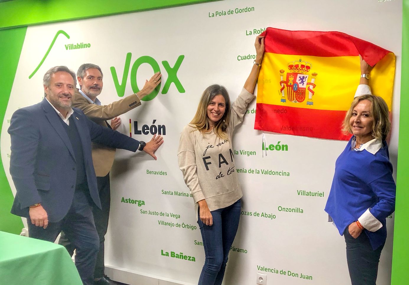 Los candidatos por León de la formación de Santiago Abascal realizan una 'pegada virtual' en la sede de la formación en el inicio de la campaña.