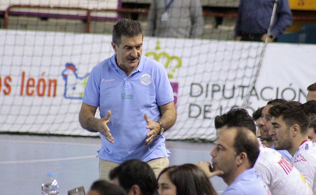 Cadenas considera al Cangas «un ejemplo y un clásico de la Asobal»