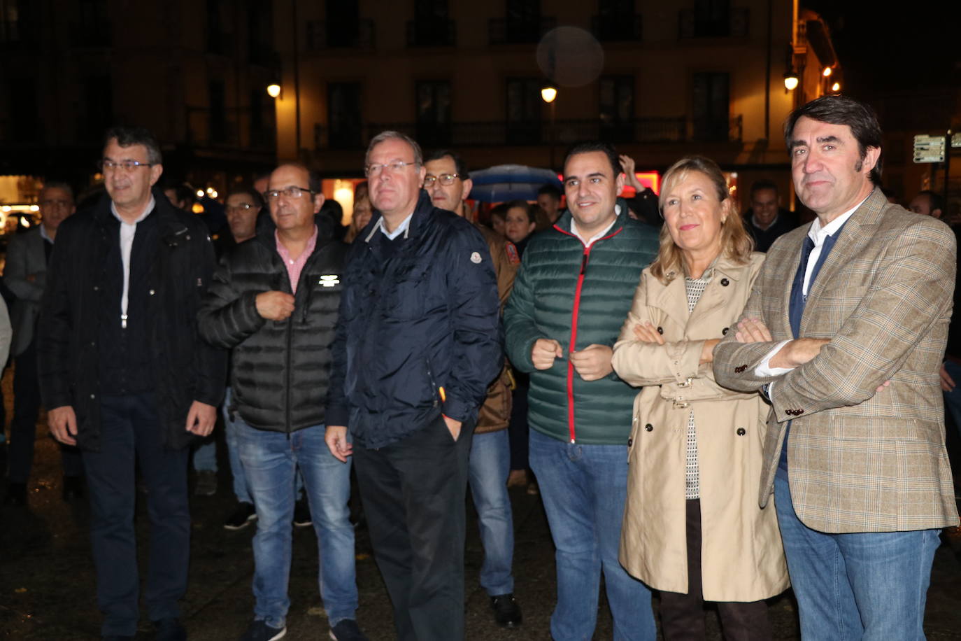 Fotos: Simbólica pegada de carteles del PP de León