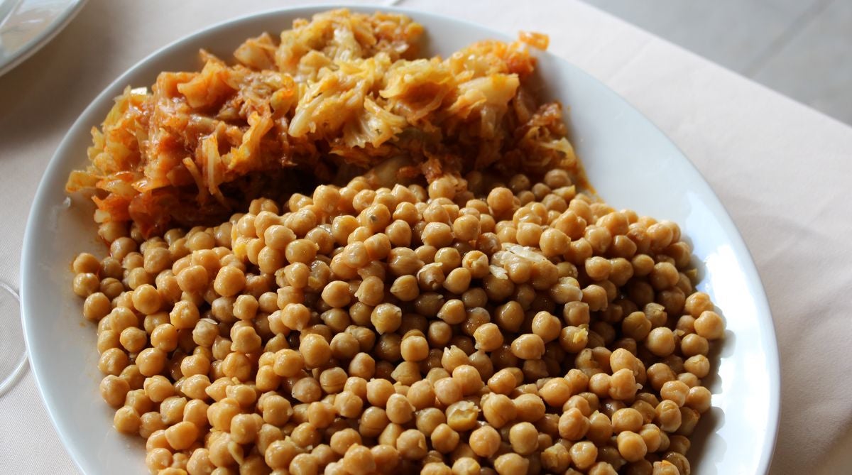 El Restaurante Fuentes Blancas, en Vegacervera, ofrece un cocido completo y muy contundente con un elemento diferenciador: la carne y la sopa de chivo.