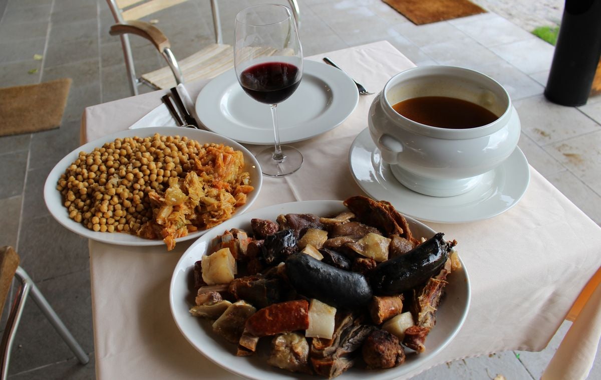 El Restaurante Fuentes Blancas, en Vegacervera, ofrece un cocido completo y muy contundente con un elemento diferenciador: la carne y la sopa de chivo.