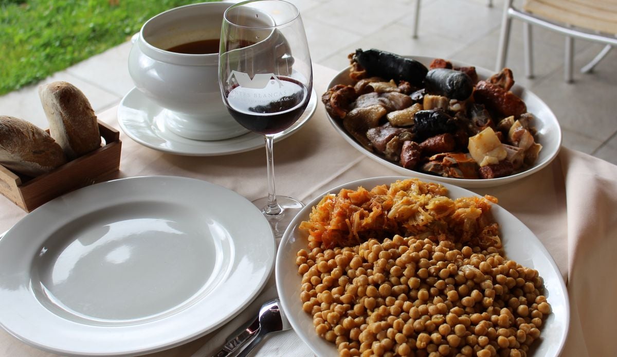 El Restaurante Fuentes Blancas, en Vegacervera, ofrece un cocido completo y muy contundente con un elemento diferenciador: la carne y la sopa de chivo.