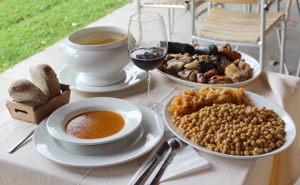 El Restaurante Fuentes Blancas, en Vegacervera, ofrece un cocido completo y muy contundente con un elemento diferenciador: la carne y la sopa de chivo.