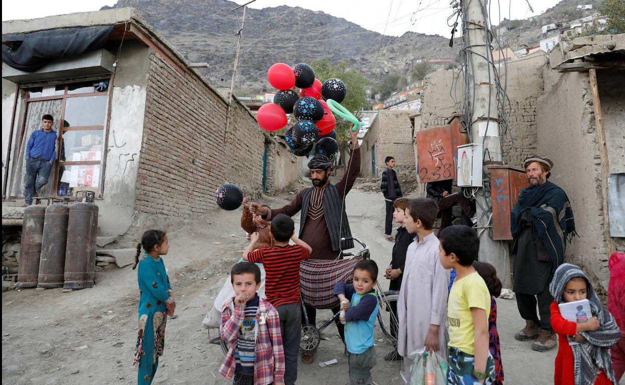 Un grupo de niños compra globos en Kabul.