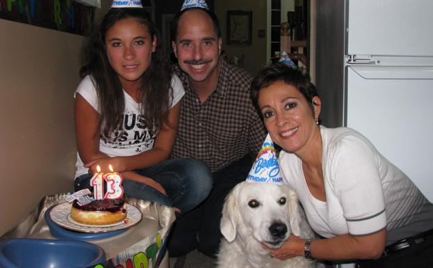 Imagen principal - Arriba: La familia Tavroges celebrando el décimo tercer cumpleaños de Herschel. Izquierda: Elizabeth, la hija de Gloria y Howard, junto a Herschel. Derecha: Gloria abraza a Herschel de cachorro.