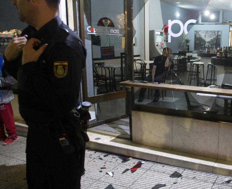 Fotos: Detenido en Oviedo tras romper el cristal de un bar con la cabeza