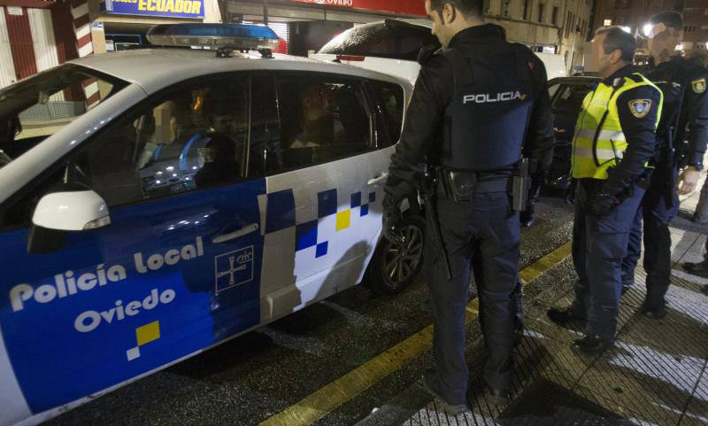 Fotos: Detenido en Oviedo tras romper el cristal de un bar con la cabeza