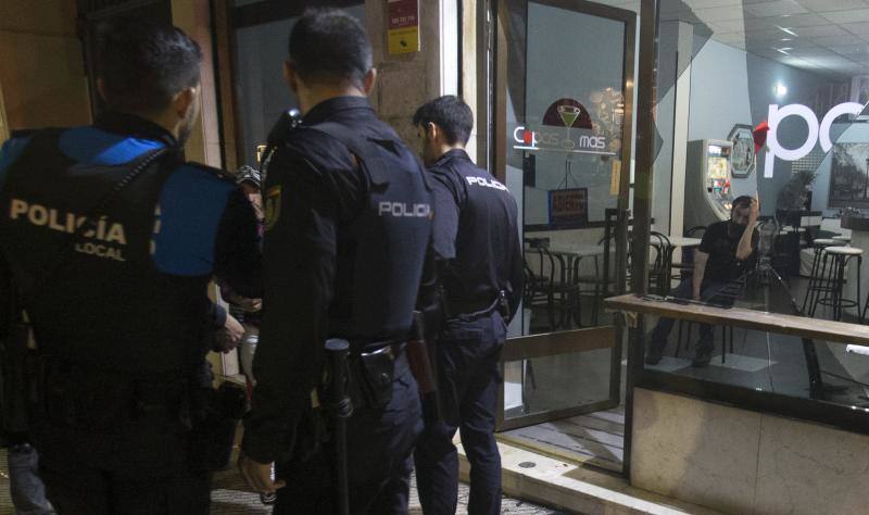 Fotos: Detenido en Oviedo tras romper el cristal de un bar con la cabeza