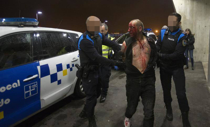 Fotos: Detenido en Oviedo tras romper el cristal de un bar con la cabeza