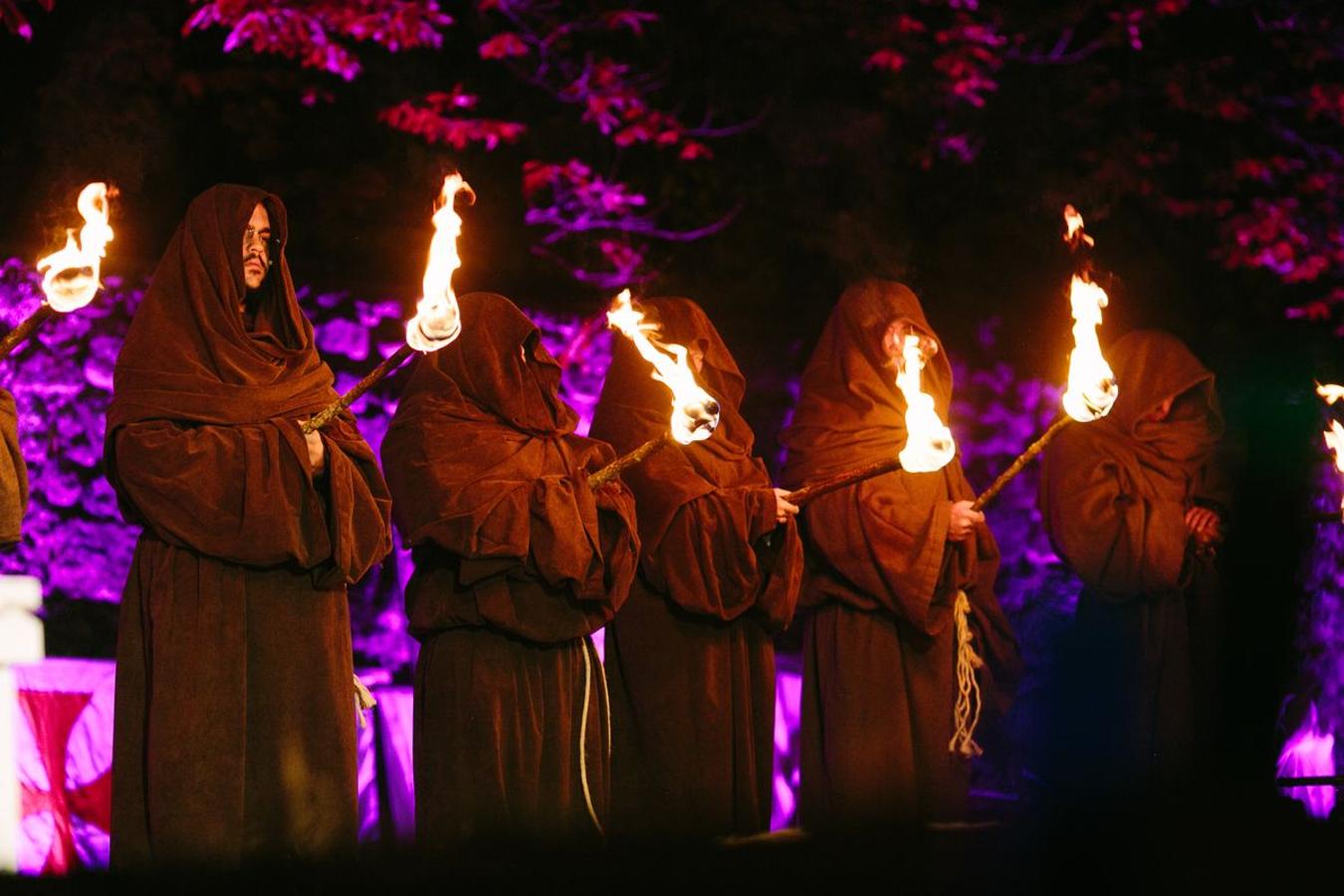 Paso del fuego en la Noche de las Animas