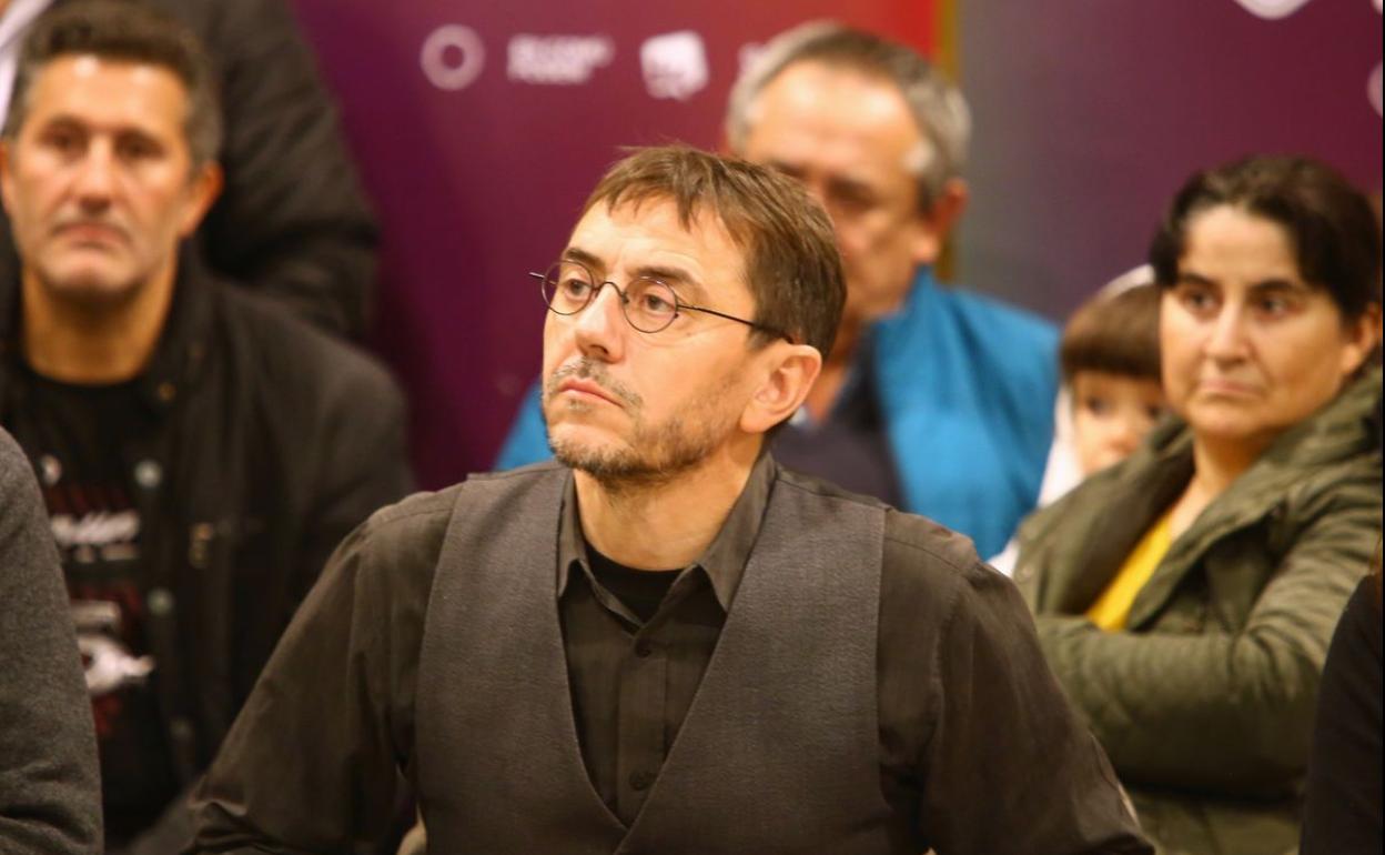 El secretario general de Unidas Podemos en Castilla y León, Pablo Fernández (I), junto al miembro fundador del partido, Juan Carlos Monedero (C), y la número uno al Congreso por León, Ana Marcello, durante el mitin electoral en Ponferrada.