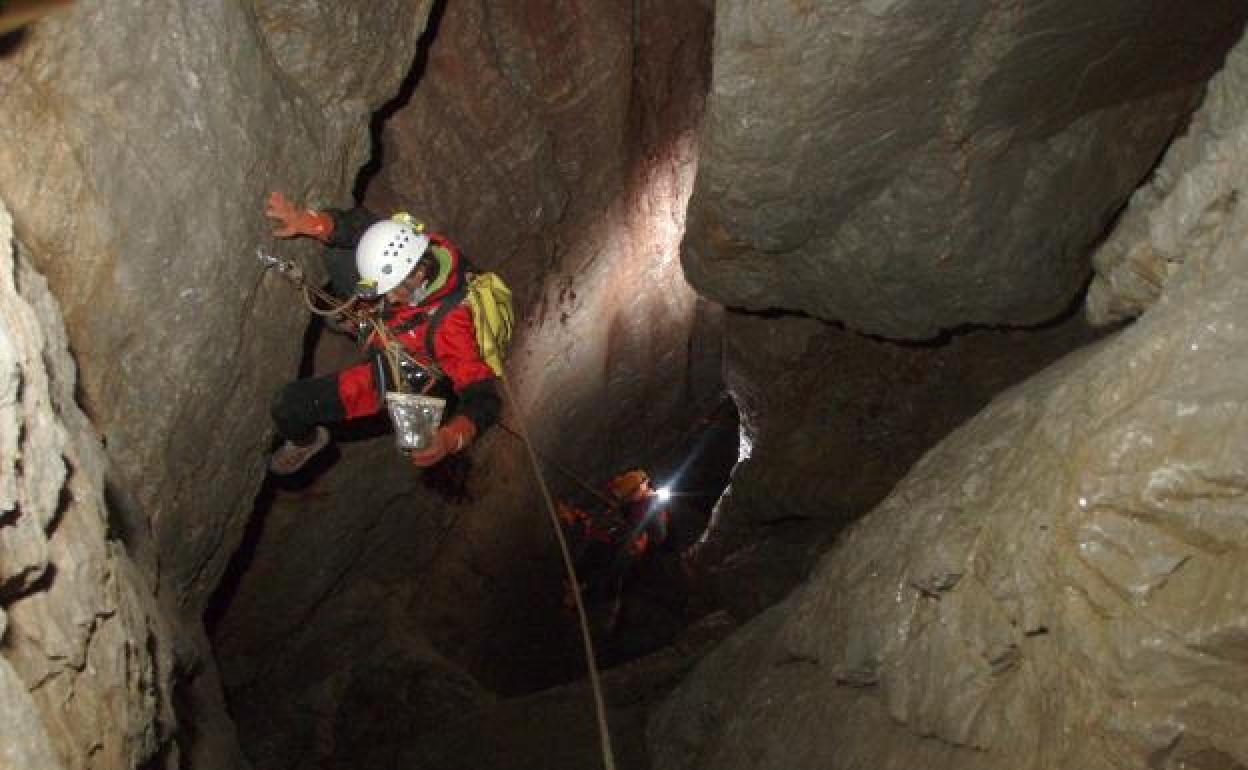 Espeleólogos catalanes y asturianos en un pozo de 130 metros de profundidad en el Parque Nacional de los Picos. 