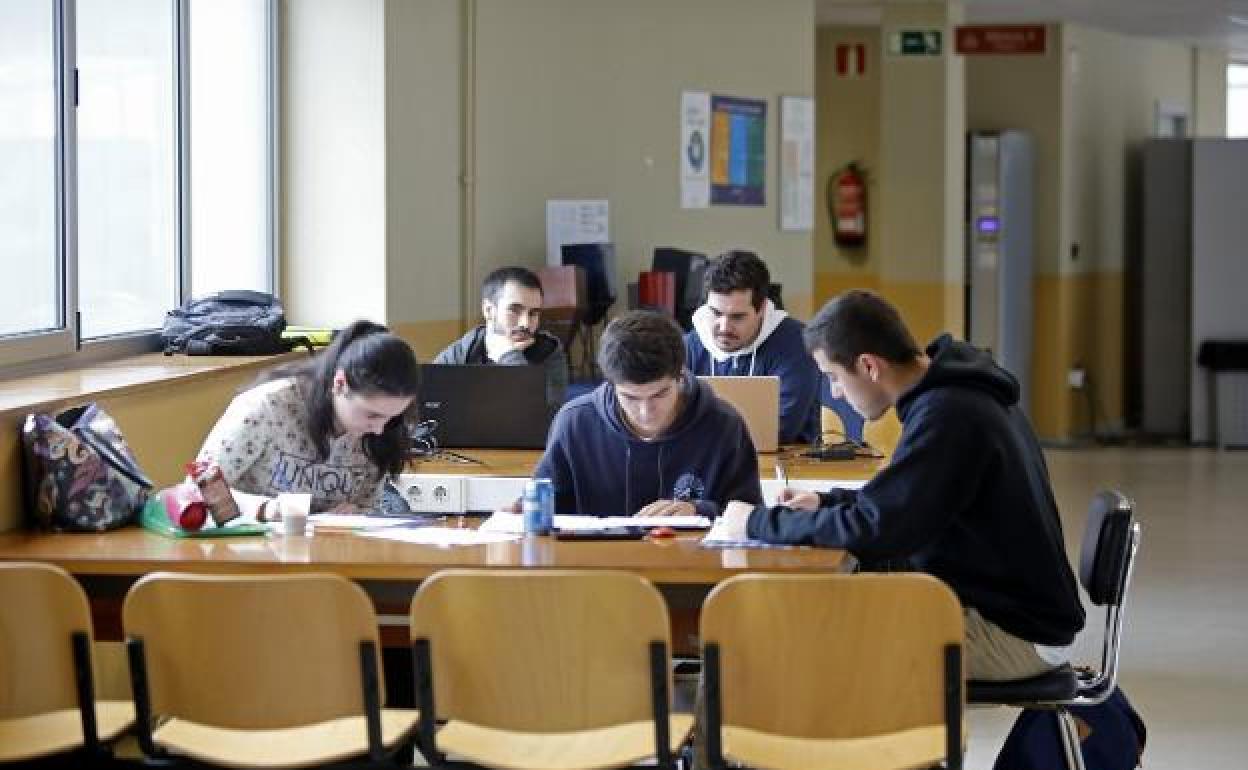 Alumnos de la Escuela Politécnica de Ingeniería (EPI) repasan apuntes en uno de los pasillos