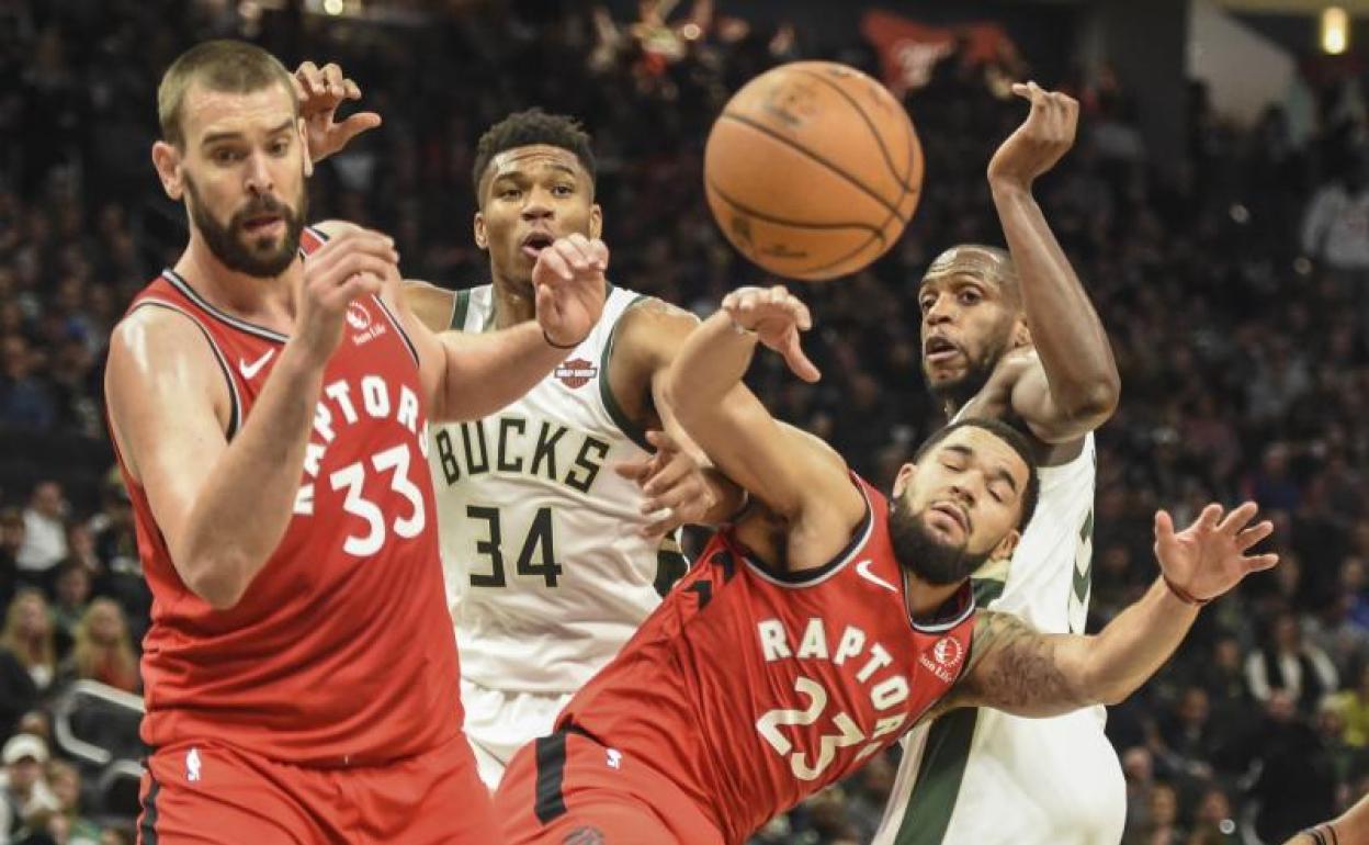 Marc Gasol y VanVleet disputan un balón en presencia de Antetokounmpo y Middleton. 