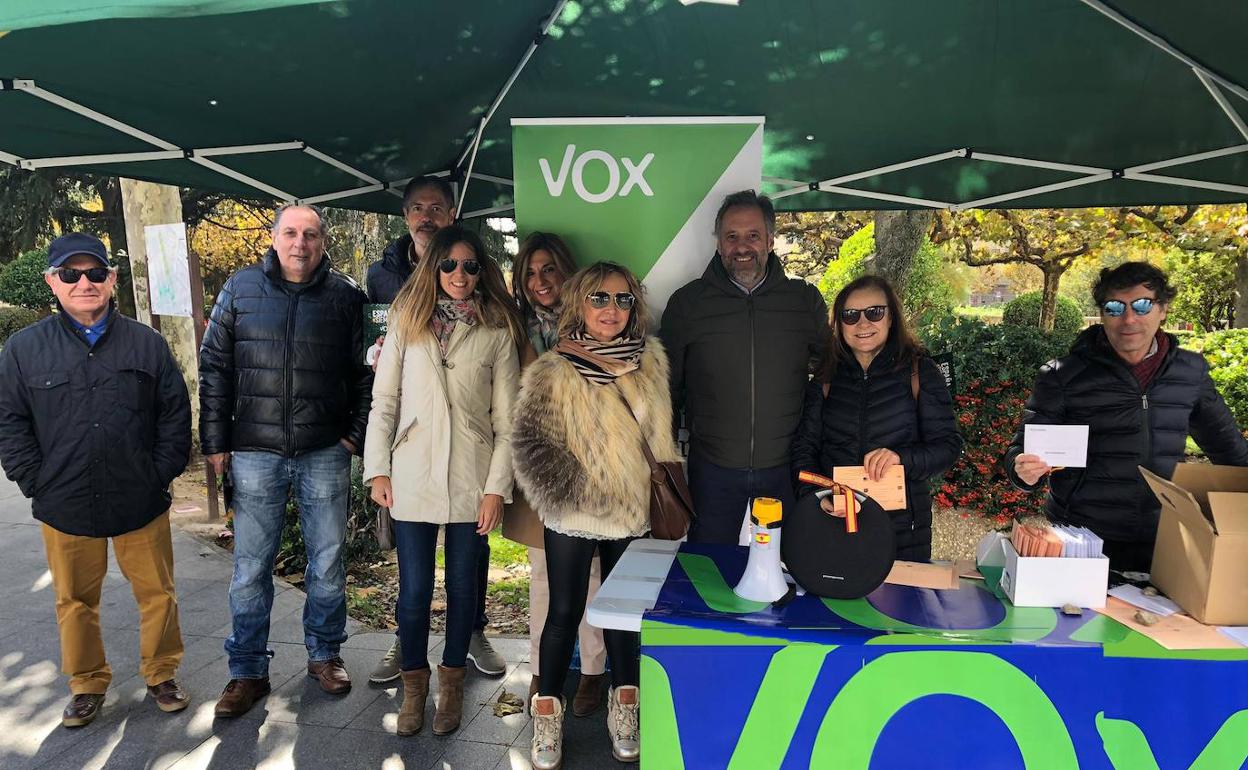 El equipo de campaña este domingo en el rastro. 