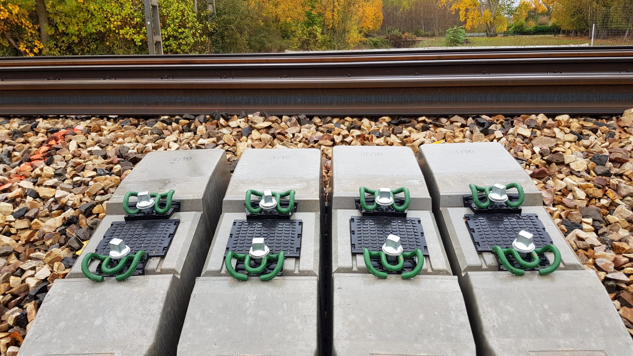 Traviesas para el paso del AVE depositadas en el tramo León-La Robla para su adaptación a la alta velocidad.