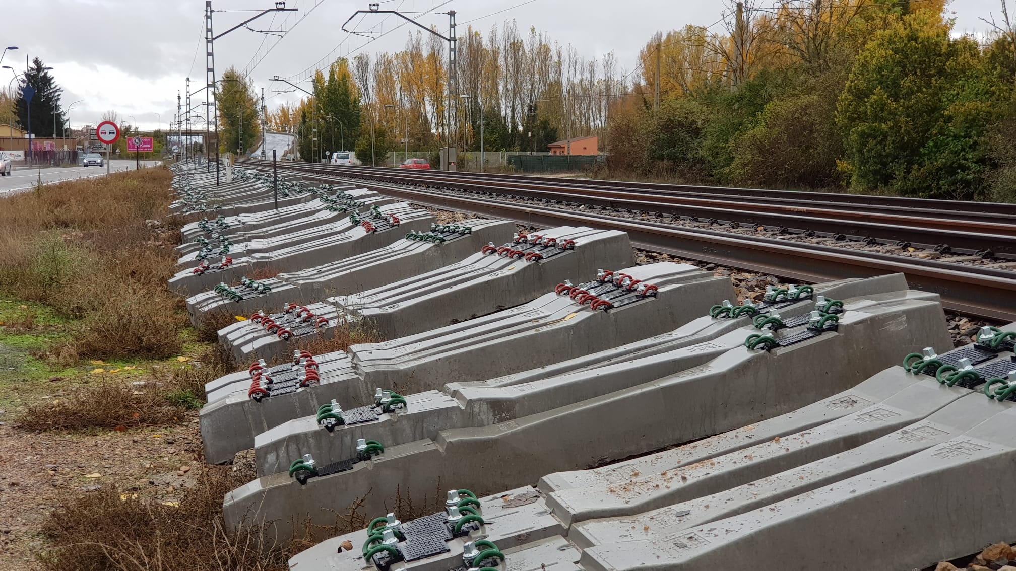 Traviesas para el paso del AVE depositadas en el tramo León-La Robla para su adaptación a la alta velocidad.