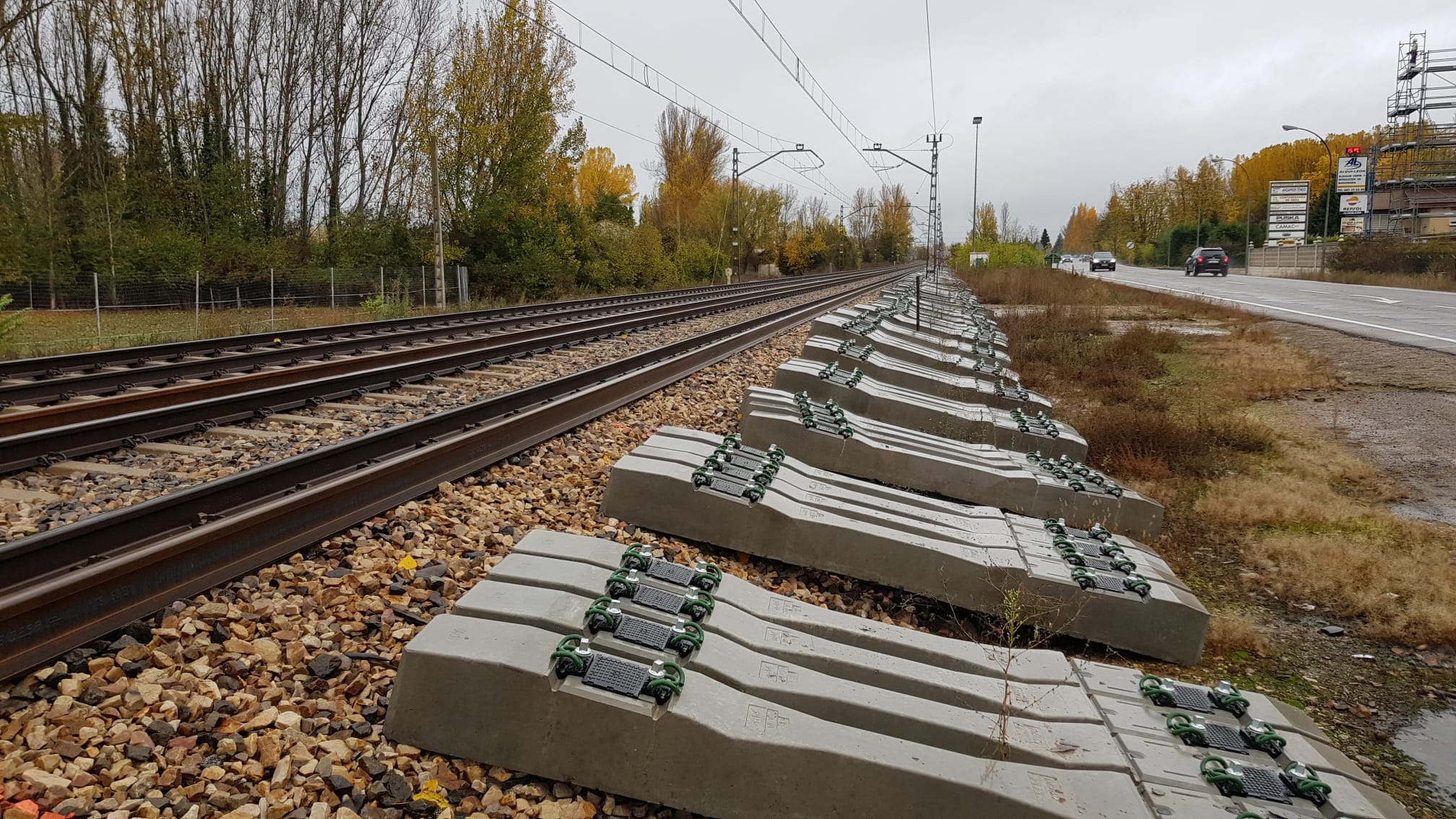 Traviesas para el paso del AVE depositadas en el tramo León-La Robla para su adaptación a la alta velocidad.