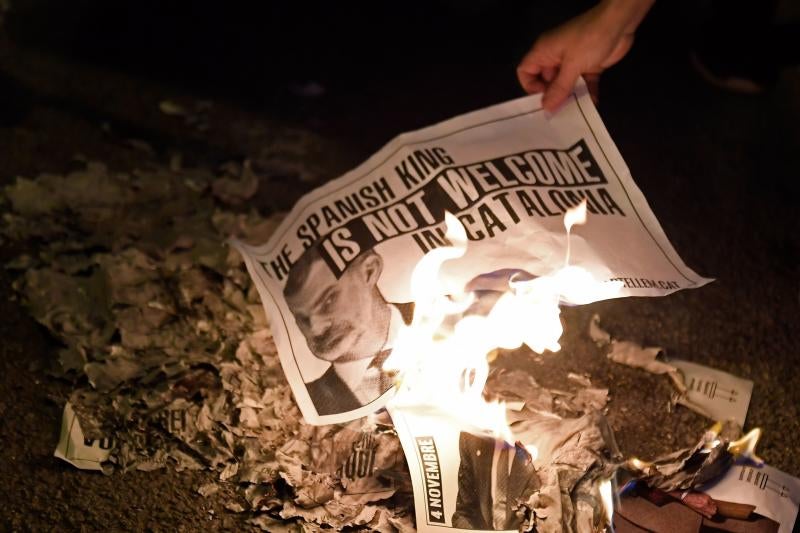 Fotos: Manifestantes y partidos independentistas boicotean el acto del Rey en Barcelona